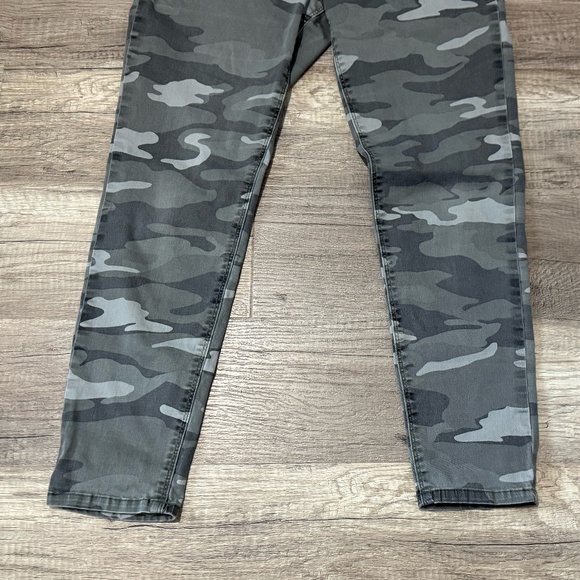 DEMOCRACY “Ab”technology Camo Cropped Pants (Size 8) - Picture 4 of 13